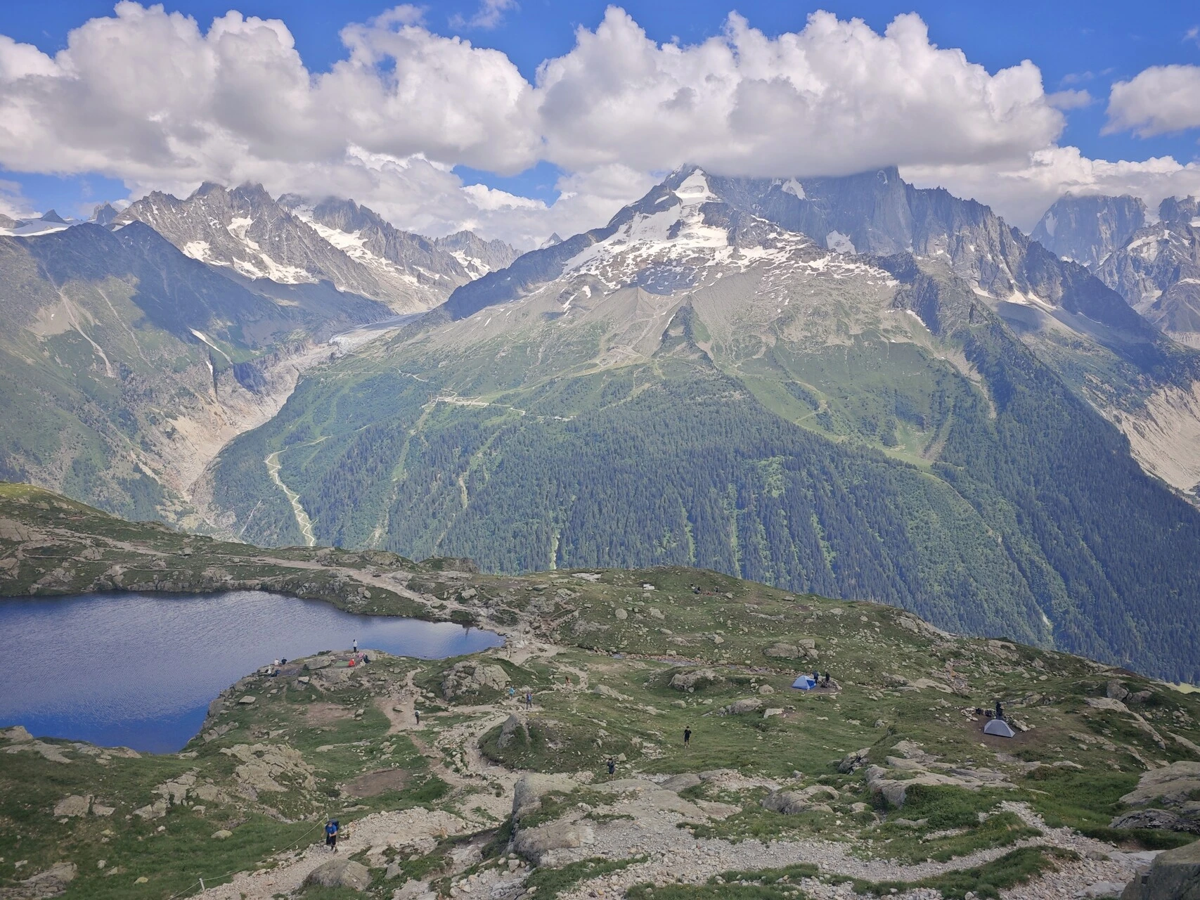 Les Chéserys, Lac Blancia lähin alue jossa yön teltassa voi varata, vastapäätä Aiguille du Chardonnet'ta