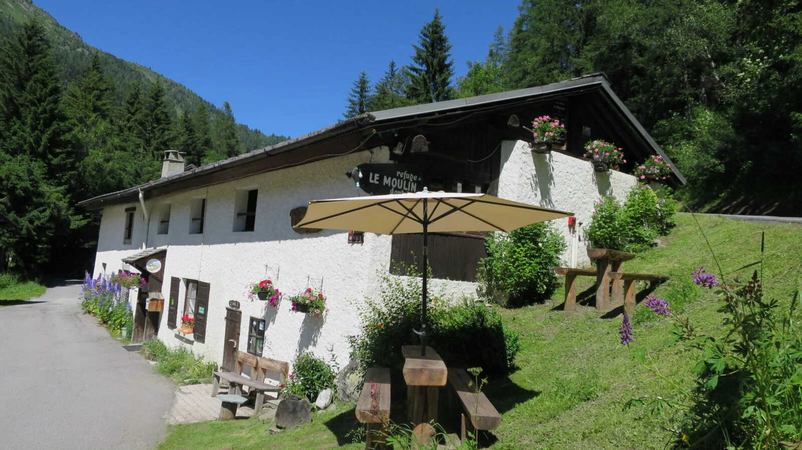 Gîte Le Moulin Le Tourin ja Montrocin välissä