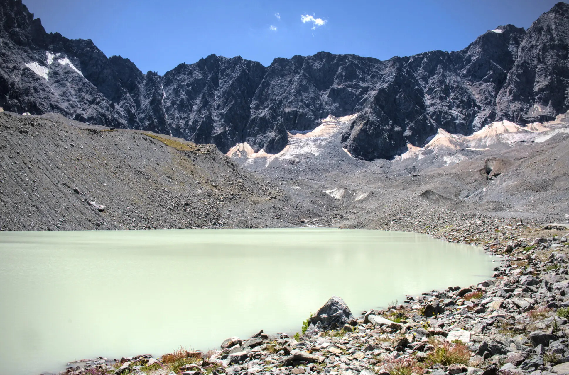 Lac du Glacier d'Arsine ja sen maitomaiset vedet, moreeniharjanteiden ja kallioseinämien ympäröimänä