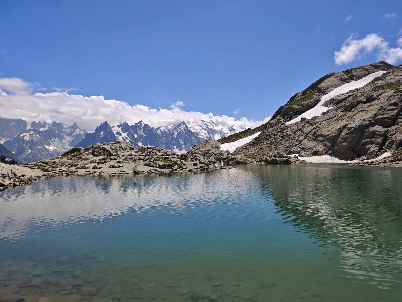 Lac Blanc (2 352 m) vastapäätä Aiguilles de Chamonix'ta ja Mont-Blancin vuoristoa