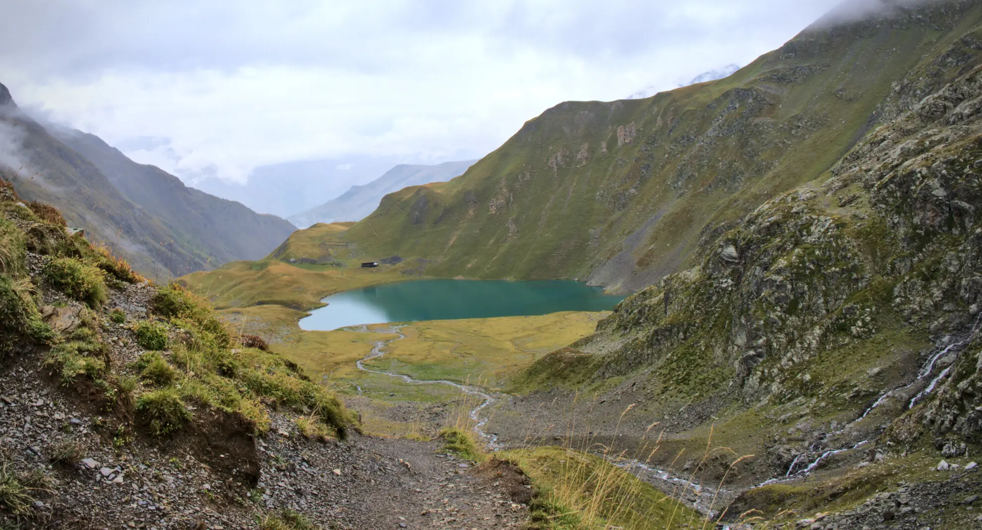 Lac de la Muzelle laskureitiltä katsottuna, tuvan kanssa veden äärellä