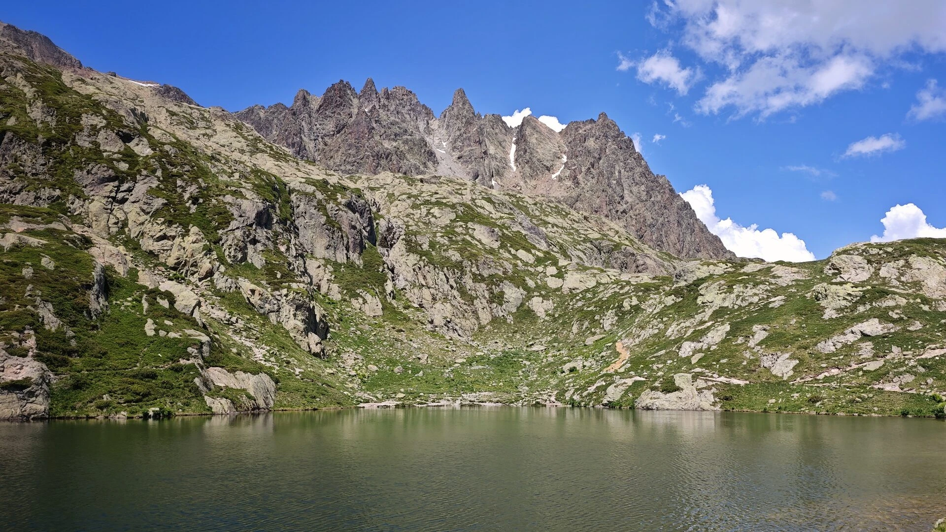 Yksi lacs des Chéserys'n järvistä Aiguilles Rouges'n juurella, Lac Blancin alapuolella
