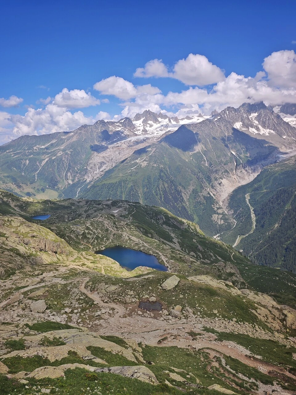 Yksi lacs des Chéserys'n järvistä tasanteellaan, alapuolella Chamonix'n laakso