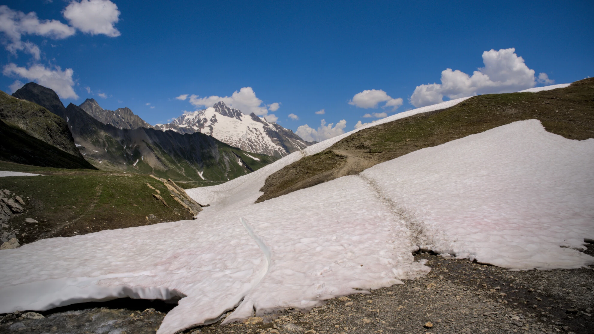 Yhä laaja lumikenttä polulla, col de la Seignen alue kauden alussa