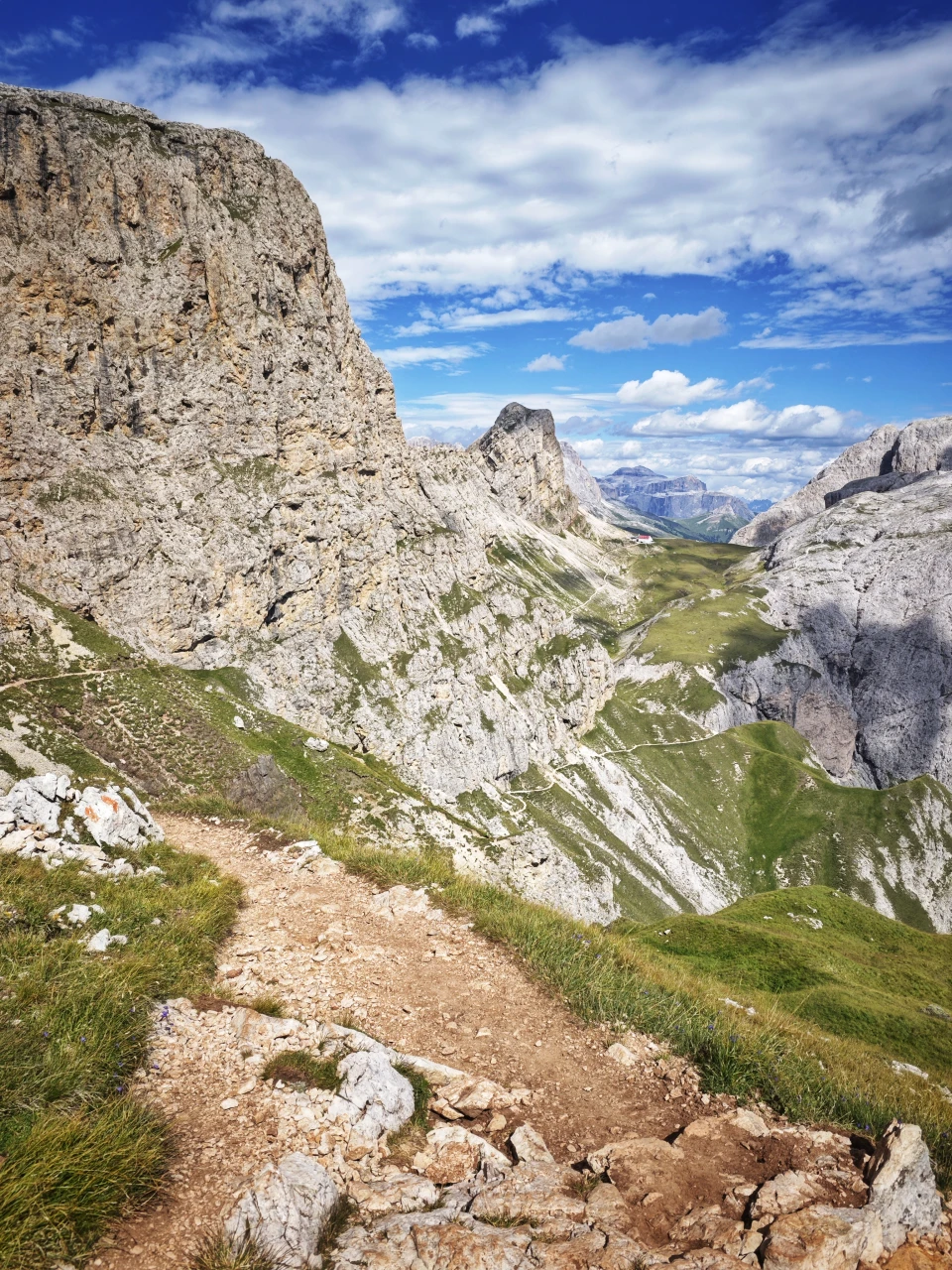 Rifugio Alpe di Tires Alpe di Siusin yläpuolella