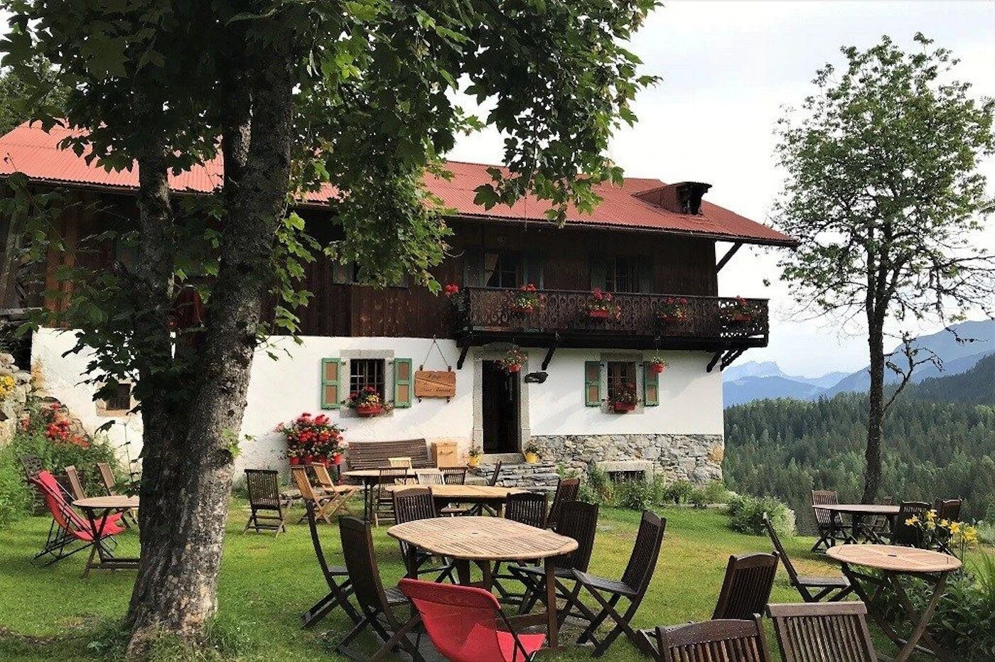 Refuge de Nant Borrant Notre-Dame-de-la-Gorgen yläpuolella