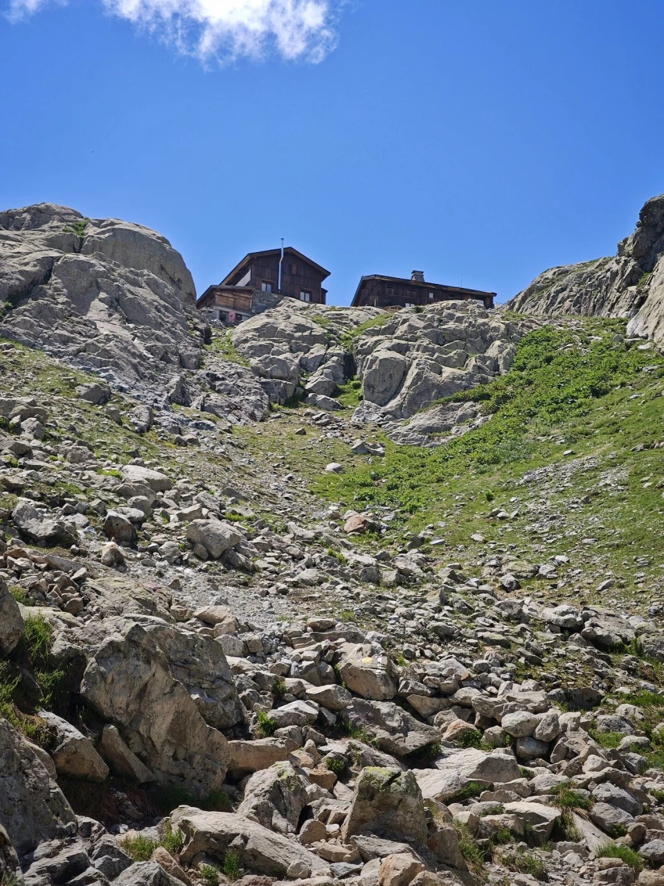 Refuge du Lac Blanc kalliolaatoilla nousupolun yläpuolella