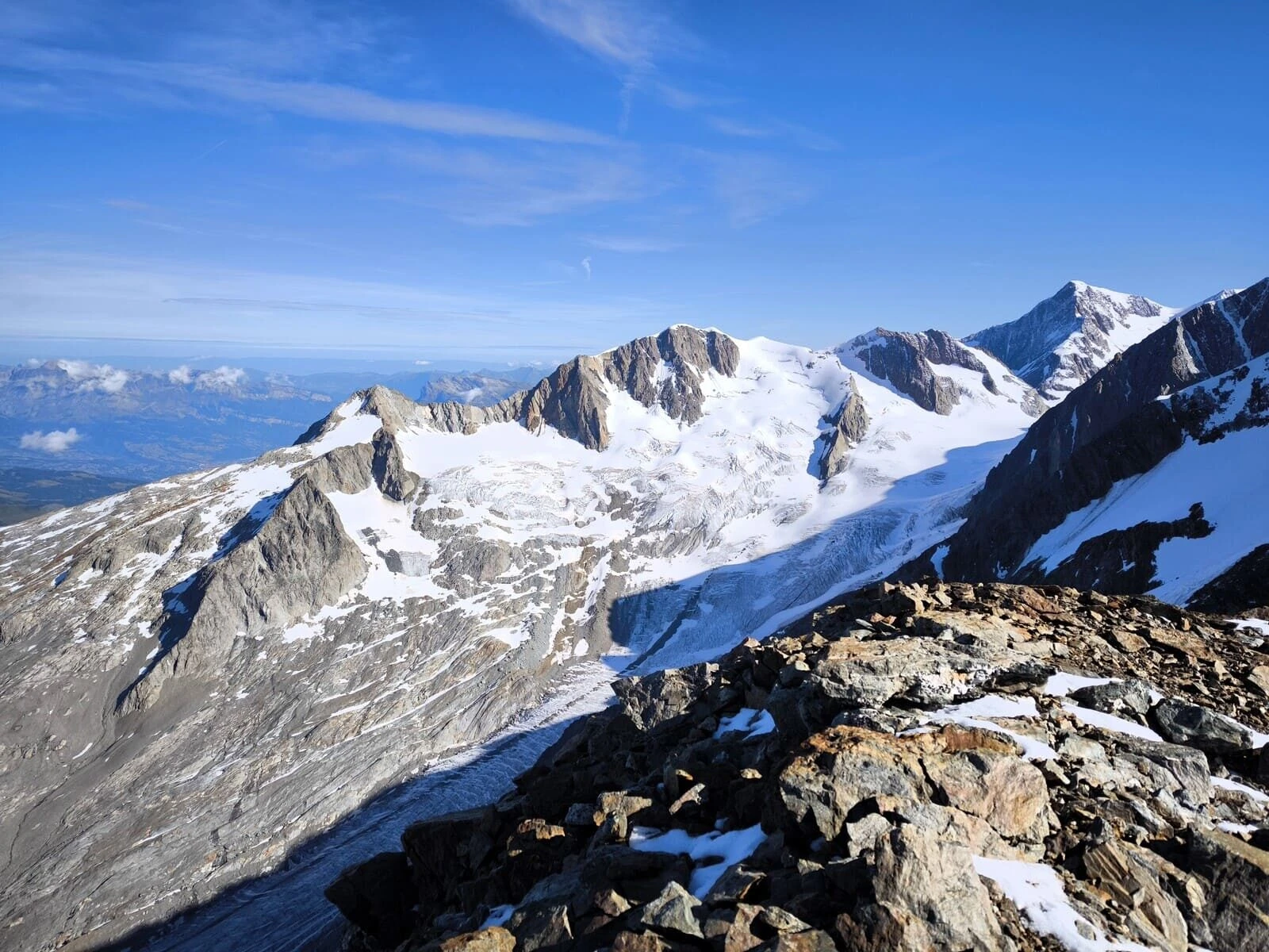 Refuge Robert Blanc Aiguille des Glaciersin juurella