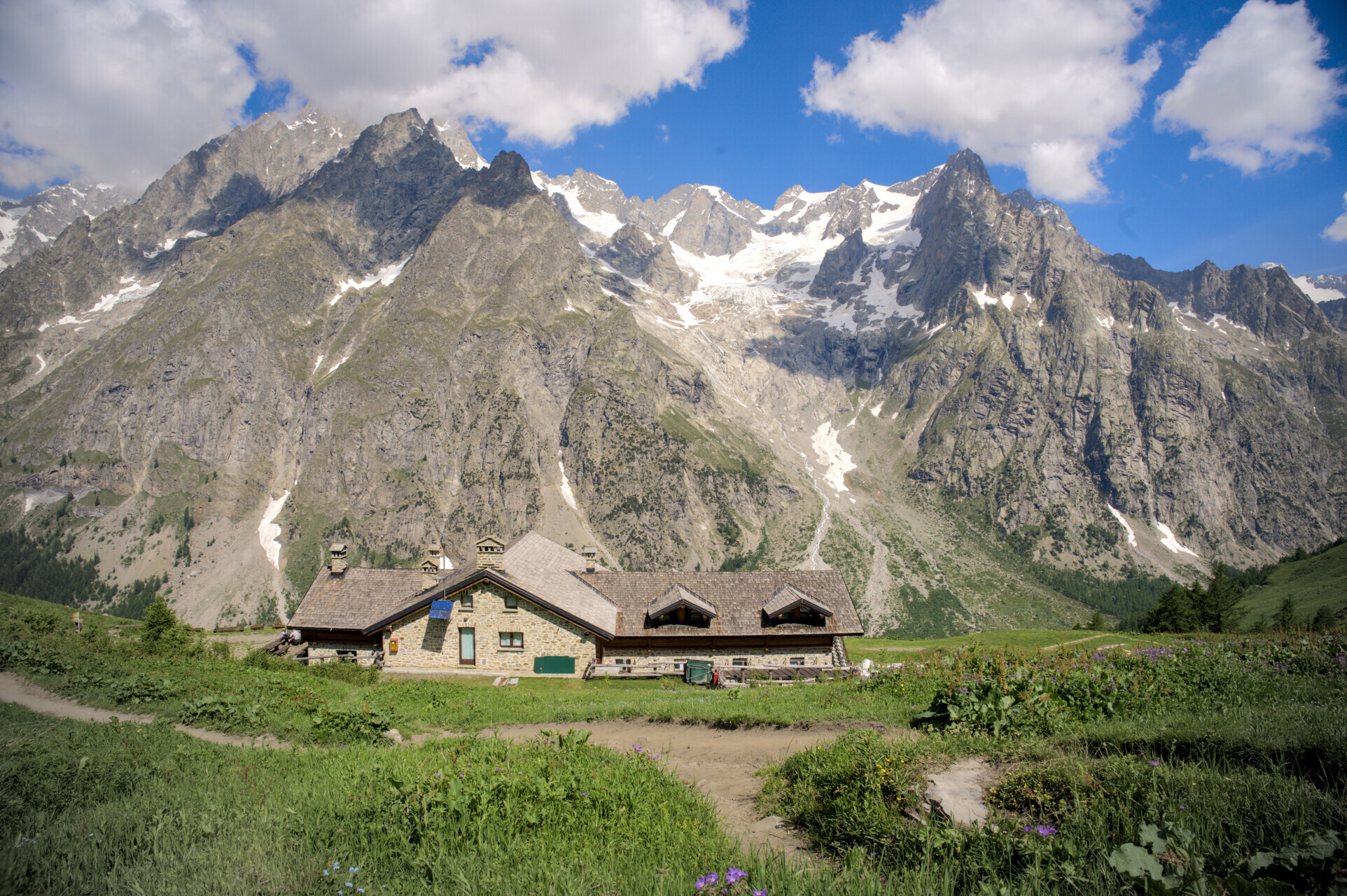 Tour du Mont-Blancin vuoristomajat ja majoitus: kartta, etapit ja varaaminen