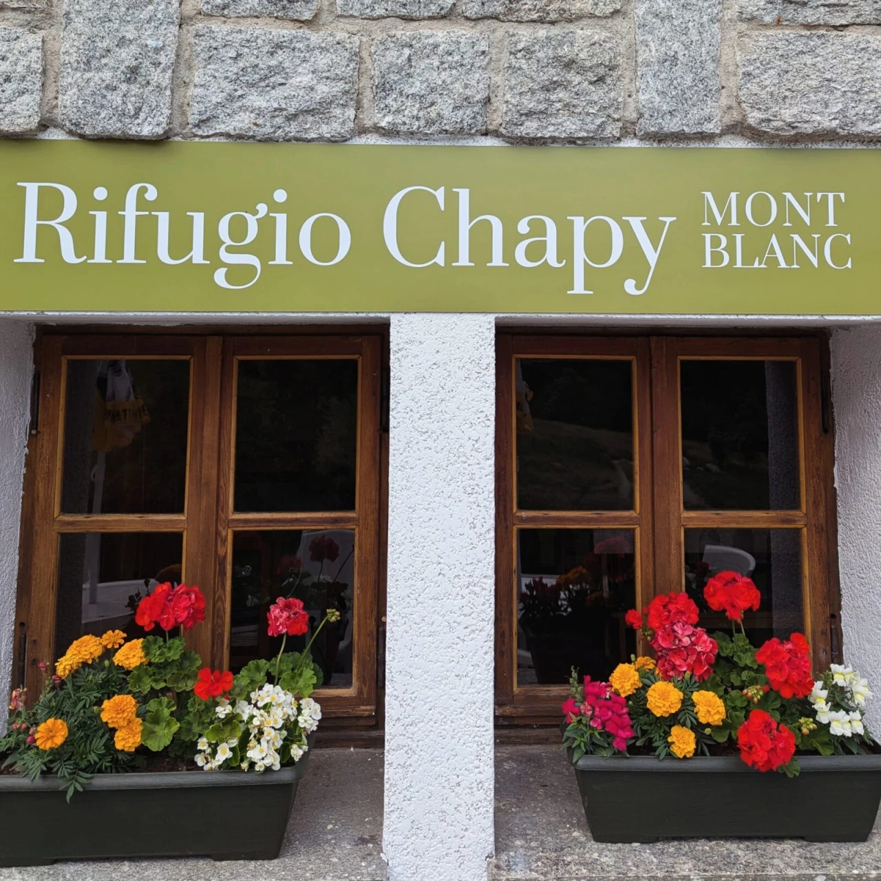 Rifugio Chapy Mont Blanc Courmayeurin yläpuolella