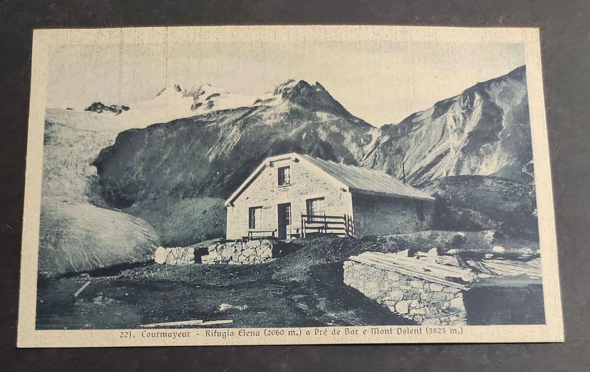 Rifugio Elena Pré de Bar -jäätikön alla, ennen Grand Col Ferretiä