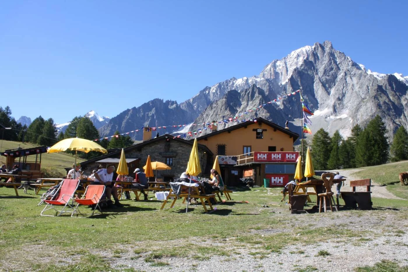 Rifugio Maison Vieille Col Chécrouitilla, Grandes Jorasses -vuorten edessä