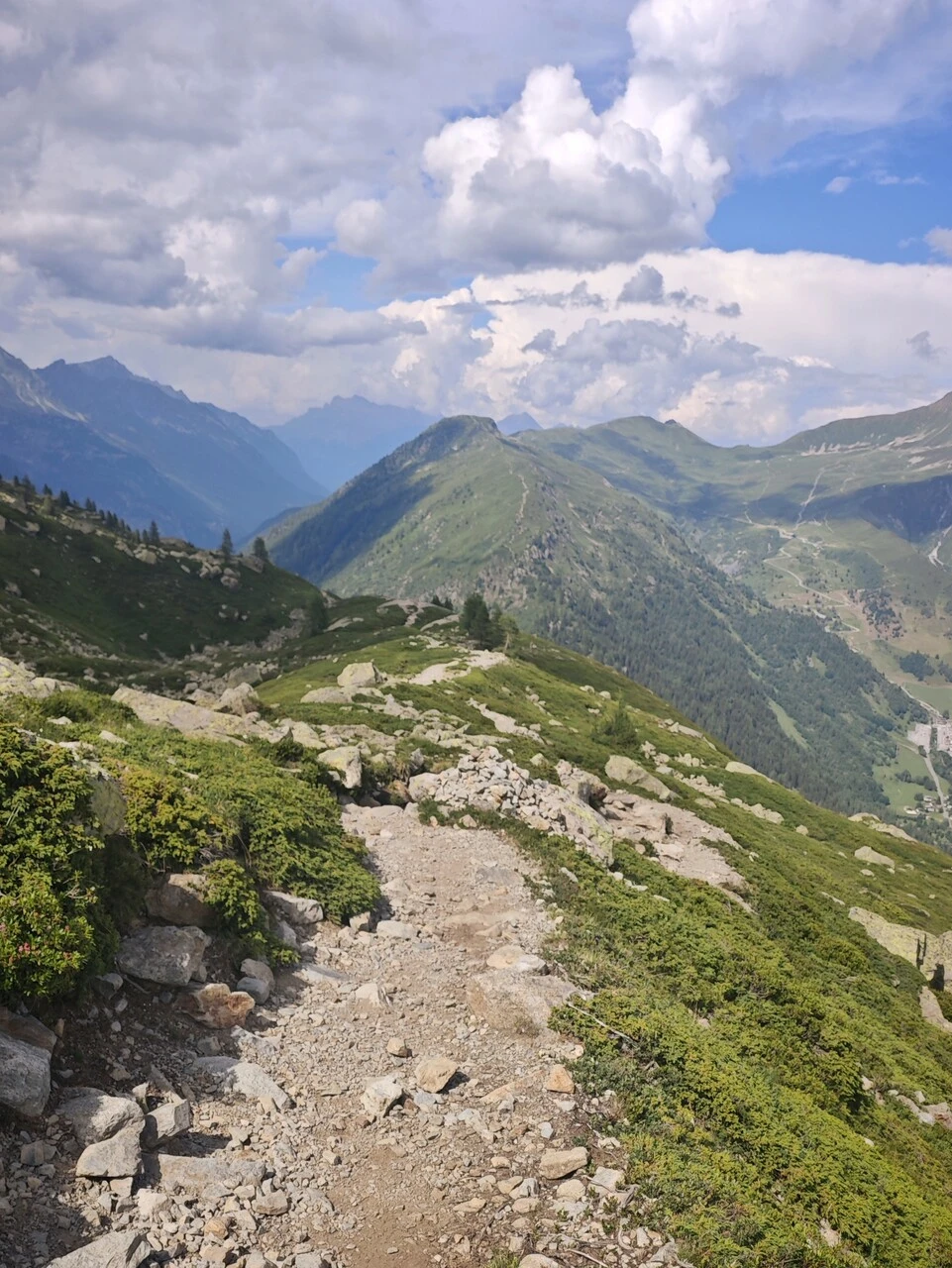 Kivinen polku, joka laskeutuu Chéserys'ltä kohti col des Montets'ta