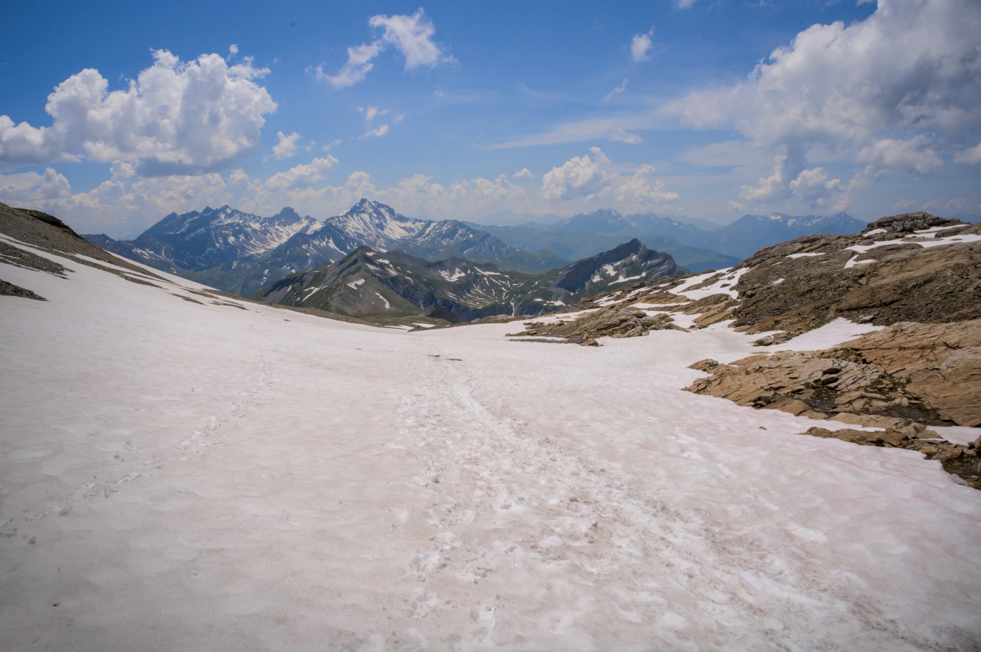 Lumikentän ylitys col de la Croix du Bonhommella, kauden alussa